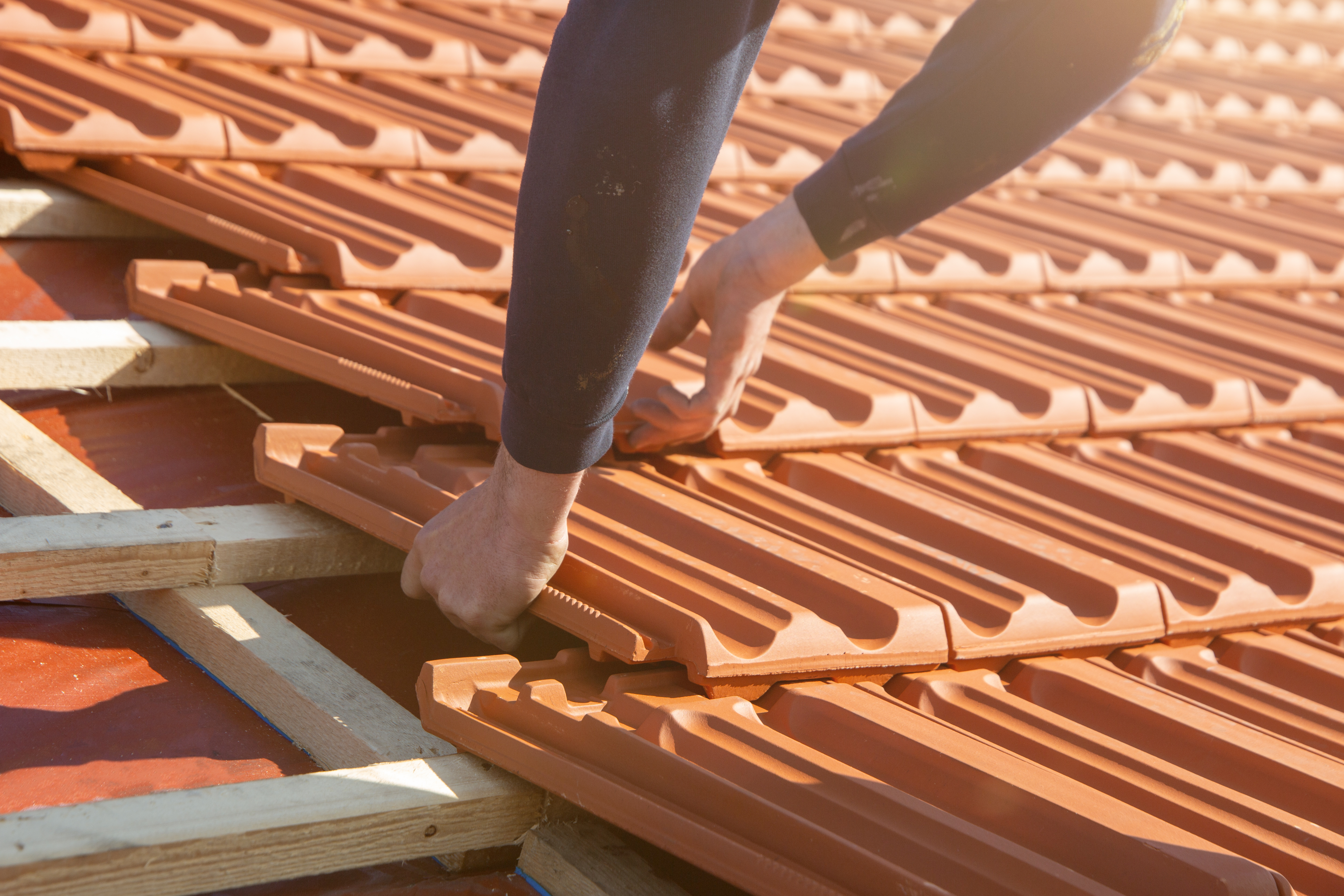 Dachdecker bei der Arbeit